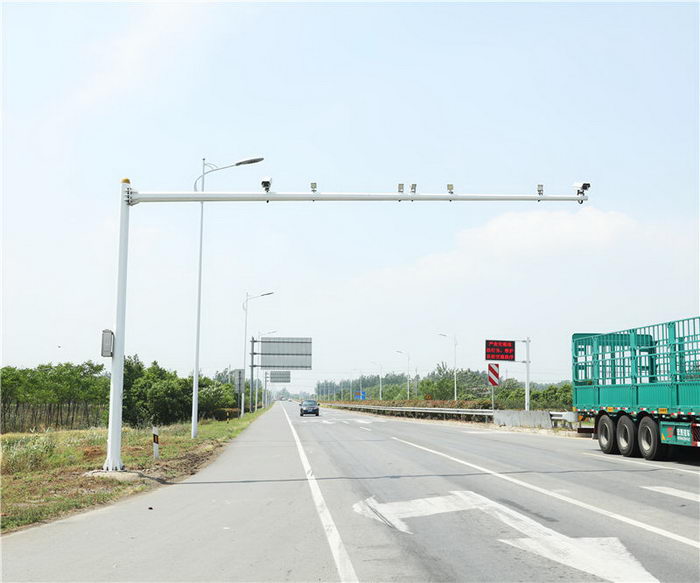 8米懸臂電子警察桿